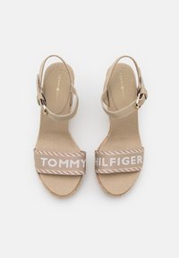 Tommy Hilfiger SEASONAL WEBBING WEDGE - Sandali con tacco - sandalwood