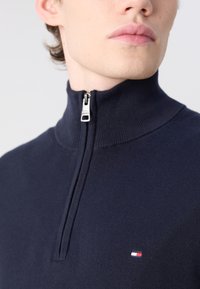 Tommy Hilfiger ESSENTIAL ZIP MOCK - Jumper - desert sky