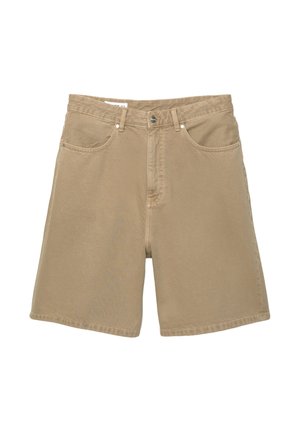 Shorts en denim beige à coupe droite, avec cinq poches, fermeture à bouton à l'avant et double couture le long des ourlets. Texture lisse, design décontracté.
