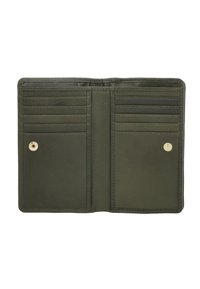 Interno di un portafoglio verde in pelle con più slot per carte, una chiusura a scatto e una trama liscia. Nessun dettaglio di design esterno visibile.