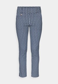 Zilā, rakstainā biksēs ar ģeometrisku dizainu zilās un baltās krāsās. Izgatavotas no elastīga auduma ar šauru piegriezumu.