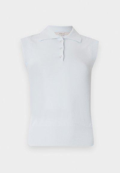 Gaiši zila bezmugurkaula polo krekla ar tradicionālo apkakli, trīs pogu slēgšanu un ribotu apakšmali. Izgatavots no gludas, mīkstas auduma.