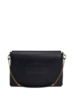 Borsa a mano rettangolare in pelle nera con delicata goffratura floreale e tracolla a catena dorata su sfondo bianco.