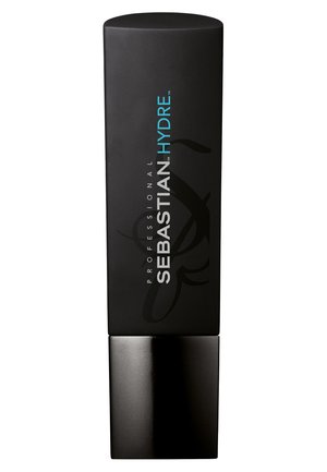 Bottiglia cilindrica nera con una base nera lucida. Presenta la scritta "SEBASTIAN HYDRATE" in caratteri bianchi e turchesi sulla parte frontale.