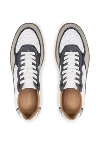 Fehér és tengerészkék bőr sneaker, kerek orral, dombornyomott perforációkkal az orr részen, gumitalppal és fűzős záródással. Barna belső bélés.