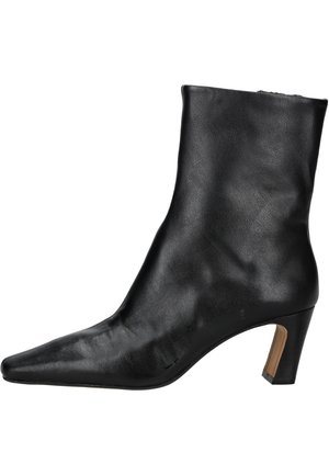 Zwarte leren enkellaarsjes met een spitse neus en een middelhoge hak. Heeft een slank ontwerp en een gladde textuur. De achterste hak heeft een contrasterende accent.