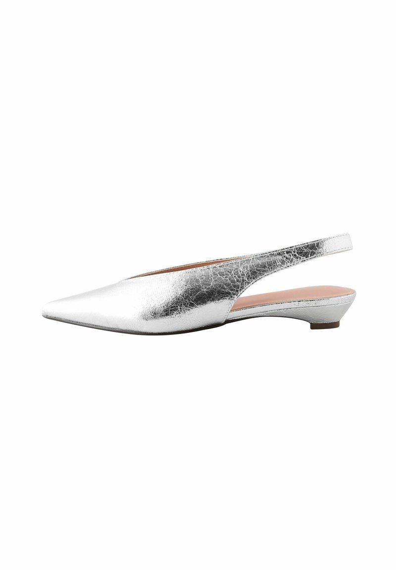 Ballerines argentées à talon bas et bout pointu. Fabriquées en matériau métallique avec une finition texturée et un design découpé sur les côtés.