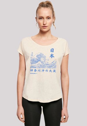 Weißes T-Shirt mit kurzen Ärmeln, das ein blaues Wellenmotiv und japanischen Text zeigt. Weiches Material mit entspannter Passform. Runder Ausschnitt und abgerundeter Saum.