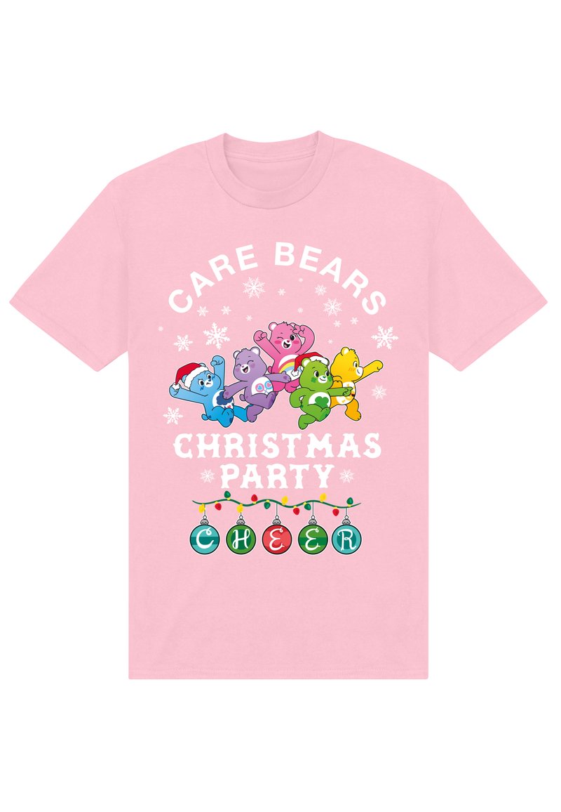 Rosa kortärmad t-shirt med färgglada Care Bears i julhattar, med texten "CARE BEARS CHRISTMAS PARTY CHEER" tryckt ovanför och festliga dekorationer nedanför.