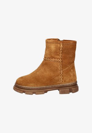 Suède enkellaars in medium bruin met een gestructureerde afwerking, zijrits en een gevlochten accent op de bovenkant. Dikke, duurzame rubbersole.