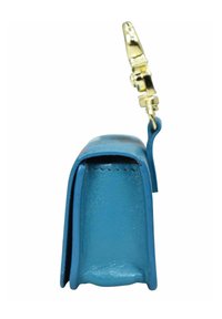 Blauwe leren handtas met een platte basis, gouden hardware en een gestructureerde vorm. Voorzien van een sluiting en een glad, getextureerd oppervlak met stikseldetails.