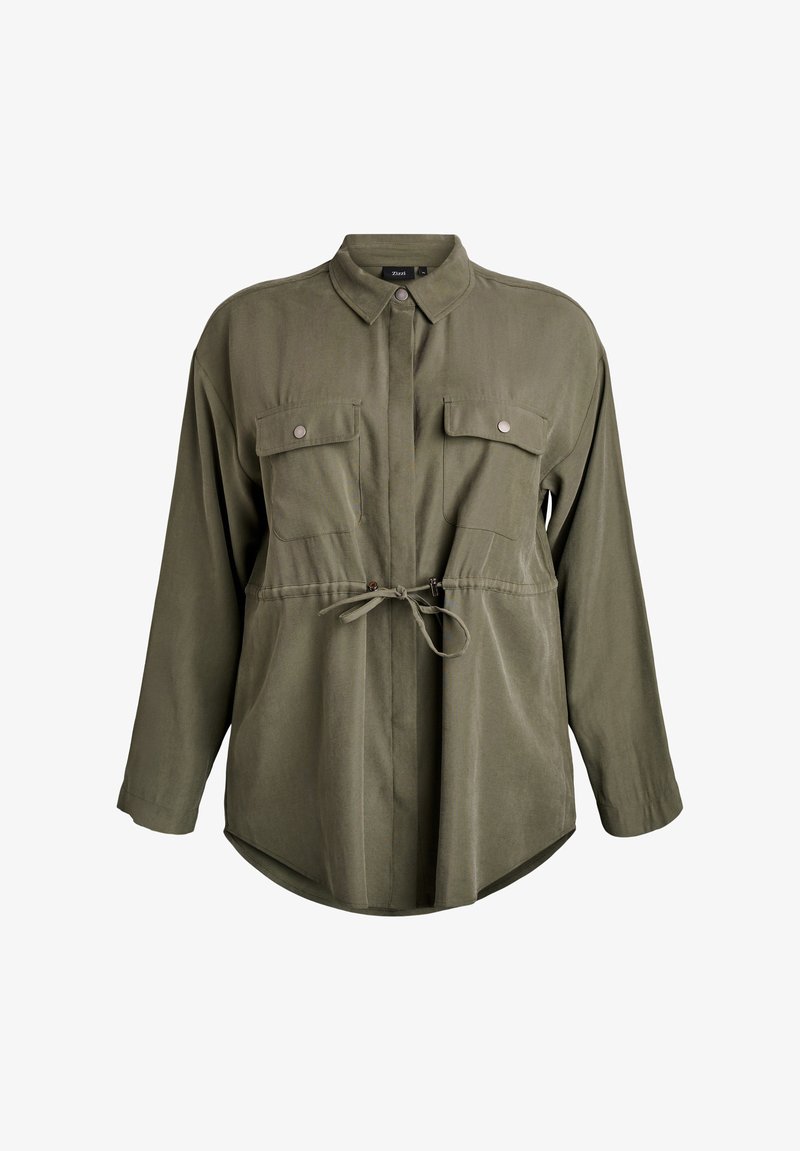 Camicia verde oliva con chiusura a bottoni, maniche lunghe, due tasche sul petto e vita regolabile con cordino. Tessuto dalla texture liscia.