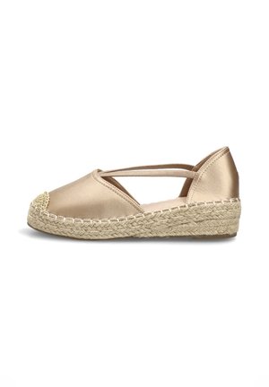 Espadrille de satén beige con suela plataforma de yute trenzado y tiras elásticas cruzadas sobre el empeine, vista desde el lado exterior.