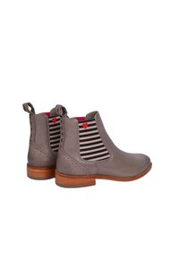 Stivaletti alla caviglia in pelle grigia con finitura liscia, dotati di lati elastici a righe bianche e nere e dettagli a forma di cuore rossi, su un tacco in legno.