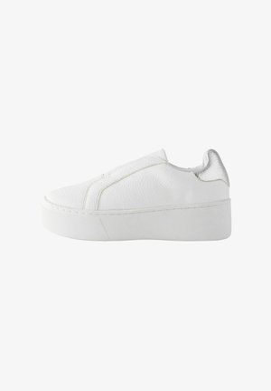 Witte instapsneakers met een gestructureerde synthetische bovenkant, dikke platformzool en een metallic zilveren accent op de hiel. Gladde afwerking over het geheel.