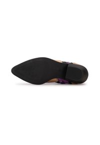 Semelle noire d'une chaussure à talons avec une texture lisse et de légères rainures pour l'adhérence. Présente un haut multicolore avec une accent rose.