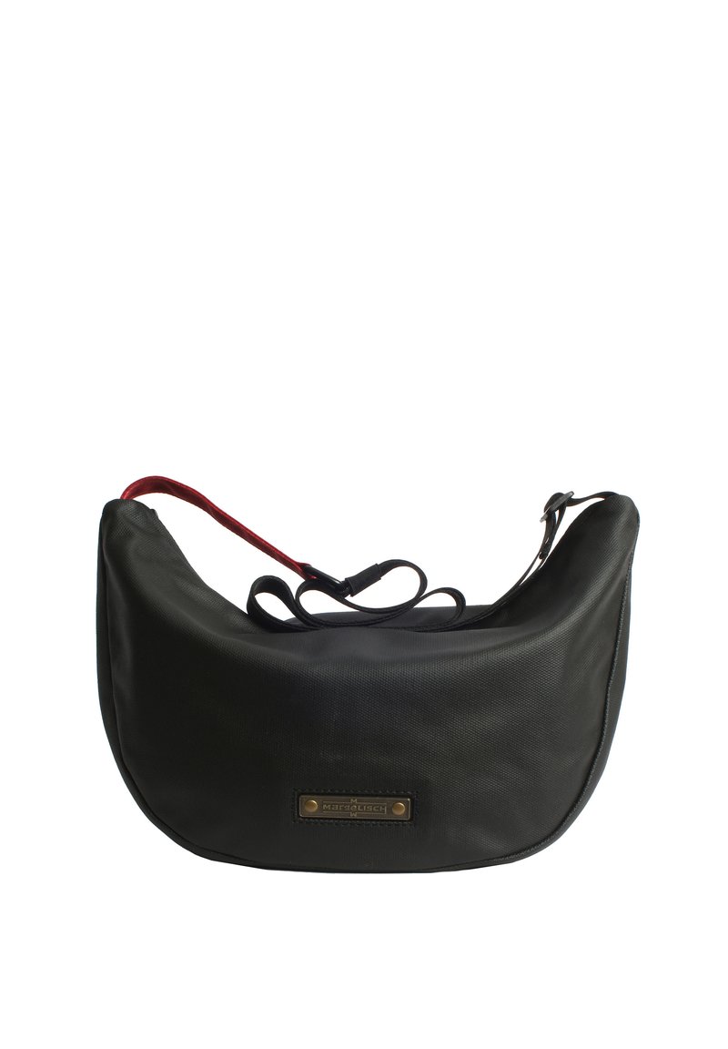 Borsa a spalla in pelle nera con texture, dalla forma curvata, con tracolla rossa a contrasto e una piccola placca metallica con logo sulla parte frontale.