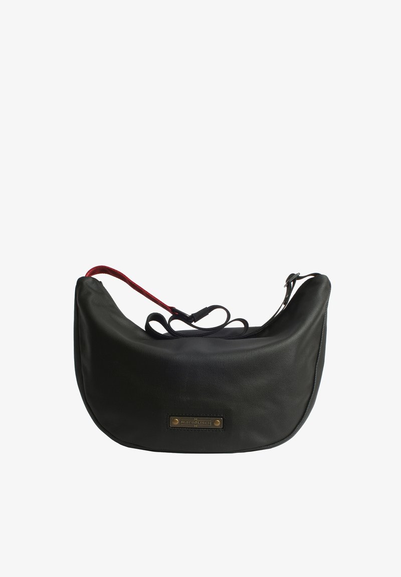 Borsa a spalla in pelle nera con texture, dalla forma curvata, con tracolla rossa a contrasto e una piccola placca metallica con logo sulla parte frontale.