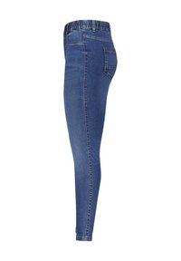 Jeans en denim bleu avec une coupe slim, taille élastique, poches standard et texture lisse. Le tissu a un léger éclat et aucun motif visible.