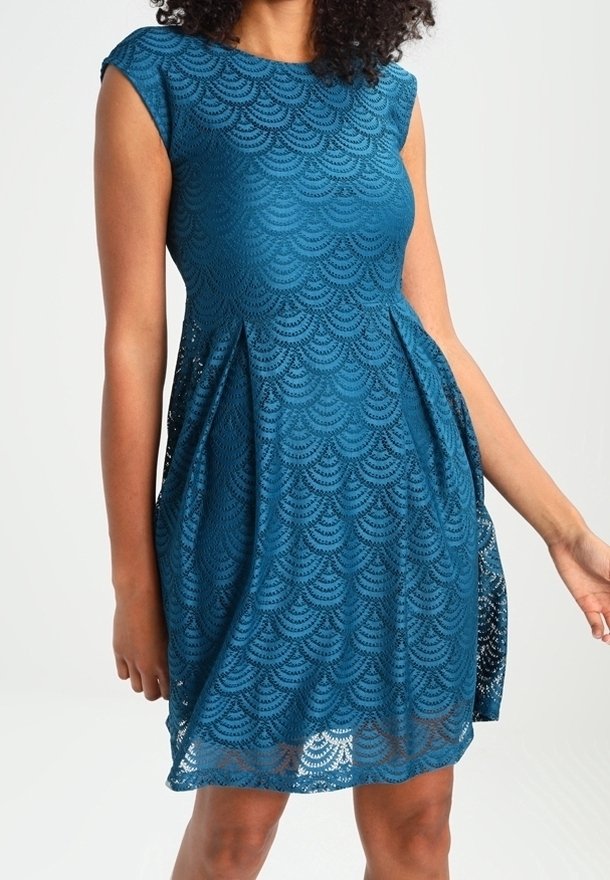 Teal Spitzenkleid mit kurzen Ärmeln, einem taillierten Oberteil und einem ausgestellten Rock mit Wellenmuster. Halbtransparente Textur und knielanges Design.