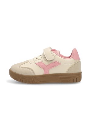 Zapatilla beige con acentos en rosa, correa de gancho y lazo, material de ante y sintético, suela de goma, punta redondeada y detalles texturizados.