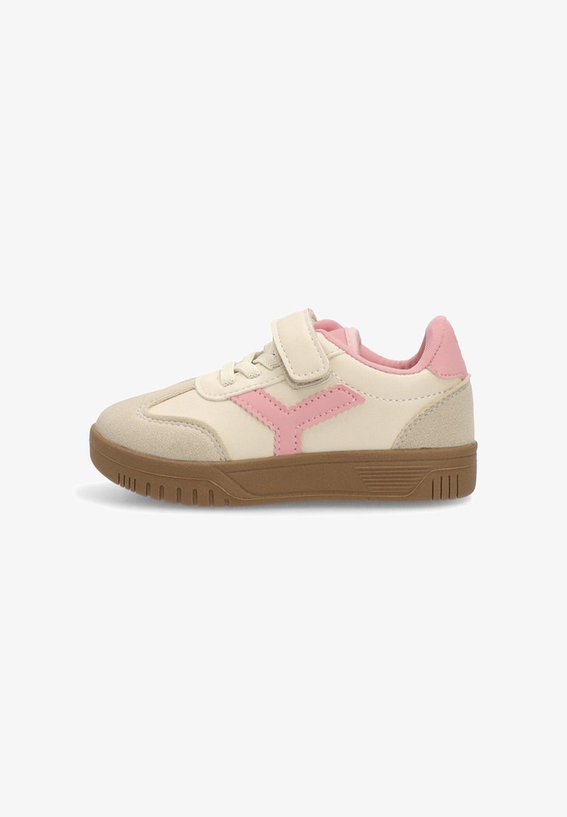 Zapatilla beige con acentos en rosa, correa de gancho y lazo, material de ante y sintético, suela de goma, punta redondeada y detalles texturizados.