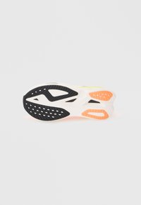 Semelle de chaussure avec un motif de bande de roulement en caoutchouc noir, une semelle intermédiaire blanche et des accents de jaune néon et d'orange pour une traction et une flexibilité optimales.