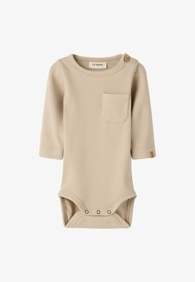 Body de bebé beige con mangas largas acanaladas, bolsillo delantero, botones en el hombro y cierres de presión en la parte inferior para facilitar el cambio de pañales.