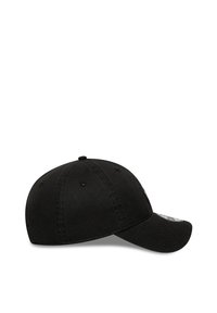 Gorra de béisbol negra de seis paneles con visera curva, costuras visibles y ojales de ventilación sobre fondo blanco.