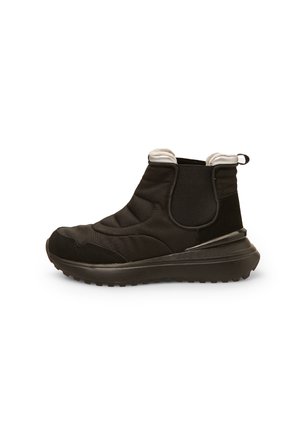 Des bottines noires présentent un tissu matelassé, une semelle en caoutchouc texturée, et une doublure grise avec une languette à l'arrière pour un enfilage facile.