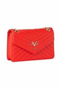 Rote gestepptes Handtasche aus synthetischem Material mit einem goldenen Logo und Beschlägen. Verfügt über einen Klappenverschluss und einen Kettenriemen.