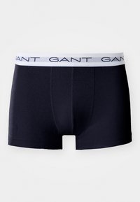 Marineblaue Boxershorts aus einem glatten, dehnbaren Stoff mit breitem, weißen Bund, der das "GANT"-Logo trägt. Funktionales Design mit engem Sitz.