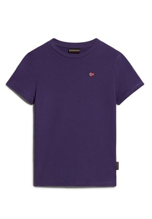 Lilla kortærmet bomuld T-shirt med en lille norsk flagemblem på venstre bryst og et sort mærke ved sidesømmen.