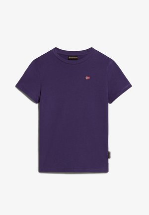 T-shirt violet en coton à manches courtes avec un petit emblème du drapeau norvégien sur la poitrine gauche et une étiquette de marque noire sur la couture latérale.
