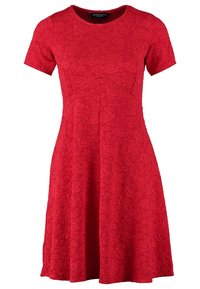 Kortärmad röd klänning med en texturerad blommönster, rund halsringning och utsvängd kjoldesign, tillverkad av lättviktig tyg.