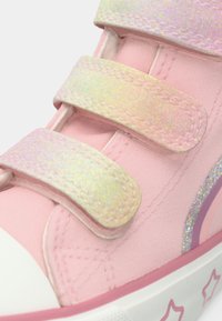 Ροζ παιδικό αθλητικό παπούτσι με δύο λουράκια με βέλκρο και γκλίτερ, γκλίτερ διακοσμήσεις και σχέδια αστεριών στην άσπρη άκρη της σόλας.