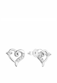 Silver hjärtformade studs med vridningar, prydda med klara ädelstenar längs ena sidan och en enda stenaccent på en av hjärtspetsarna.