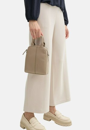 Piccola borsa a tracolla in pelle beige con doppi manici superiori e chiusura con zip, caratterizzata da una finitura testurizzata e dettagli di cucitura verticale.