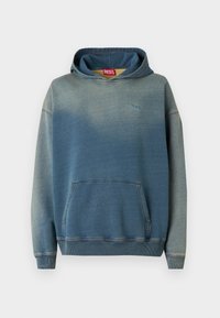 Sudadera con capucha en degradado de azul a gris, con bolsillo frontal, puños acanalados y un pequeño logo en el pecho.
