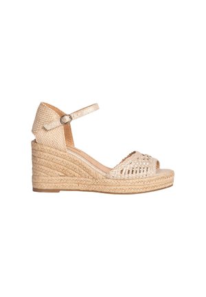 Sandalia de cuña beige con parte superior de tela trenzada, tira en el tobillo con hebilla y plataforma envuelta en yute. Punta abierta con detalles de diseño recortados.