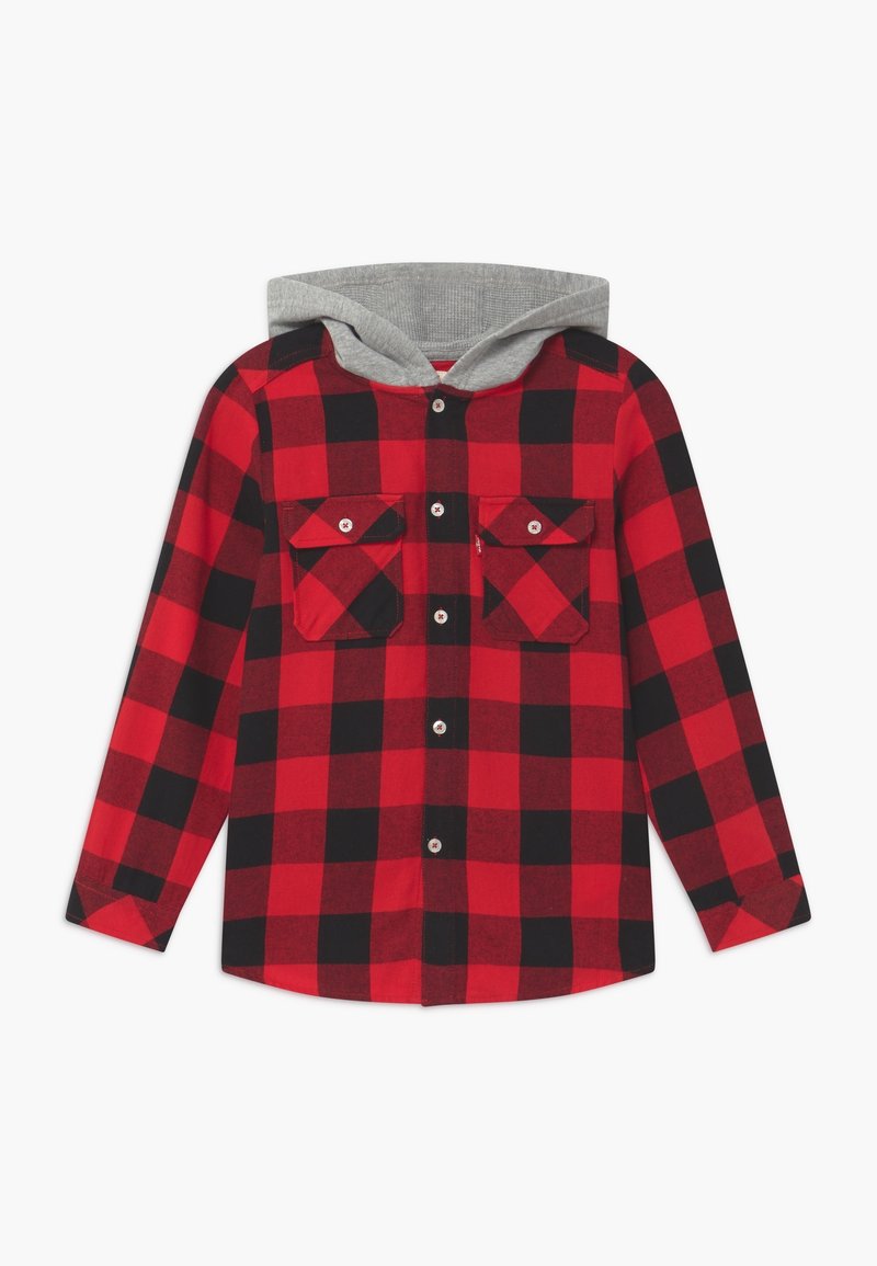 Chemise à manches longues à carreaux rouges et noirs avec capuche grise et deux poches poitrine à boutons, fermeture avant à boutons.