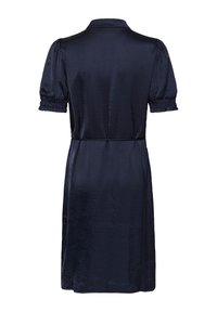 Robe en satin bleu marine longueur genou avec manches courtes bouffantes, poignets smockés, col et ceinture fine à la taille, vue de dos.