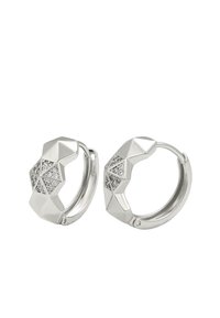 Ezüst karika fülbevalók geometriai mintával, texturált felületekkel és az egyik oldalon beágyazott tiszta kristályokkal.