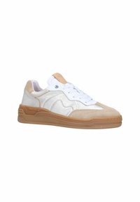 Sneaker bianco e beige realizzato in materiali scamosciati e in pelle, dalla forma arrotondata, con lacci bianchi e suola in gomma naturale. Presenta il logo sulla linguetta.