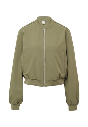 Olijfgroen bomberjack met een rits aan de voorkant, ribgebreide manchetten en tailleband; bevat twee zijzakken en heeft een gladde stofstructuur.