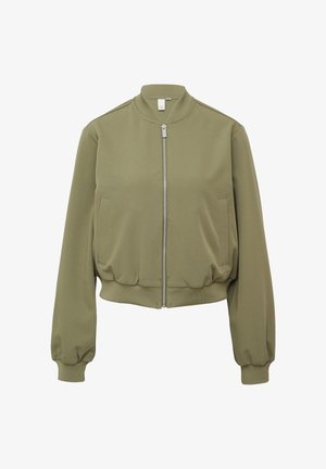 Olijfgroen bomberjack met een rits aan de voorkant, ribgebreide manchetten en tailleband; bevat twee zijzakken en heeft een gladde stofstructuur.