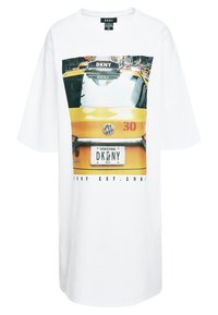 Weißes Oversize-T-Shirt mit einem grafischen Druck eines gelben Taxis, einem Nummernschild mit der Aufschrift "DKNY" und dem Text "DKNY EST. 1989."