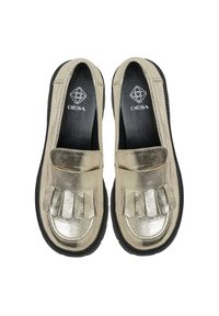 Gouden leren loafers met een franjerand, ronde neus en zwarte rubberen zool. Voorzien van een geperst logo op de binnenzool.