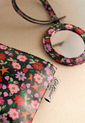 Lesklá peňaženka s kvetinovým vzorom na čiernom pozadí s ružovými, červenými a zelenými kvetmi; obsahuje zodpovedajúce kruhové zrkadlo.