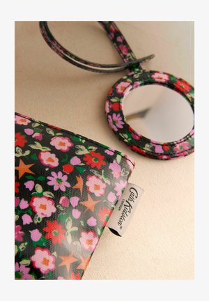 Portofel din material lucios cu model floral, pe fundal negru, cu flori roz, roșii și verzi; include o oglindă circulară asortată.